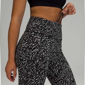 Lululemon Fast and Free crop leggings black and white 23 inch inseam EUC